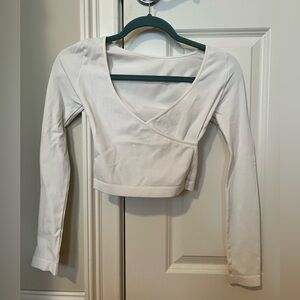 White athleisure long sleeve croptop